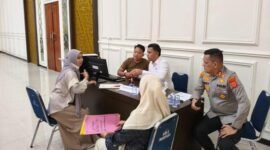 apolres Aceh Selatan, AKBP T Ricki Fadlianshah, SIK saat meninjau layanan pembuatan SKCK di Mapolres setempat, Senin (15/9/2025). Foto: Dok. Serambinews