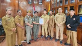 Bupati Aceh Jaya Safwandi menyerahkan SK penunjukan Plt Sekretaris Satpol PP & WH kepada Hamdani di Kantor Bupati Aceh Jaya, Senin (1/9).