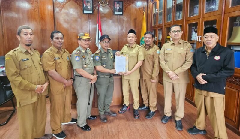 Bupati Aceh Jaya Safwandi menyerahkan SK penunjukan Plt Sekretaris Satpol PP & WH kepada Hamdani di Kantor Bupati Aceh Jaya, Senin (1/9).