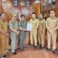 Bupati Aceh Jaya Safwandi menyerahkan SK penunjukan Plt Sekretaris Satpol PP & WH kepada Hamdani di Kantor Bupati Aceh Jaya, Senin (1/9).