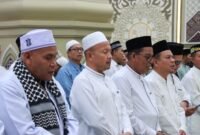 Bupati Aceh Jaya, Safwandi, S.Sos., M.A.P., bersama masyarakat mengikuti pembacaan Barzanji dan doa bersama peringatan Maulid Nabi Muhammad SAW 1447 H di Masjid Agung Baitul Izzah, Calang, Kamis (4/9/2025).