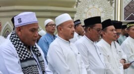 Bupati Aceh Jaya, Safwandi, S.Sos., M.A.P., bersama masyarakat mengikuti pembacaan Barzanji dan doa bersama peringatan Maulid Nabi Muhammad SAW 1447 H di Masjid Agung Baitul Izzah, Calang, Kamis (4/9/2025).