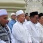 Bupati Aceh Jaya, Safwandi, S.Sos., M.A.P., bersama masyarakat mengikuti pembacaan Barzanji dan doa bersama peringatan Maulid Nabi Muhammad SAW 1447 H di Masjid Agung Baitul Izzah, Calang, Kamis (4/9/2025).