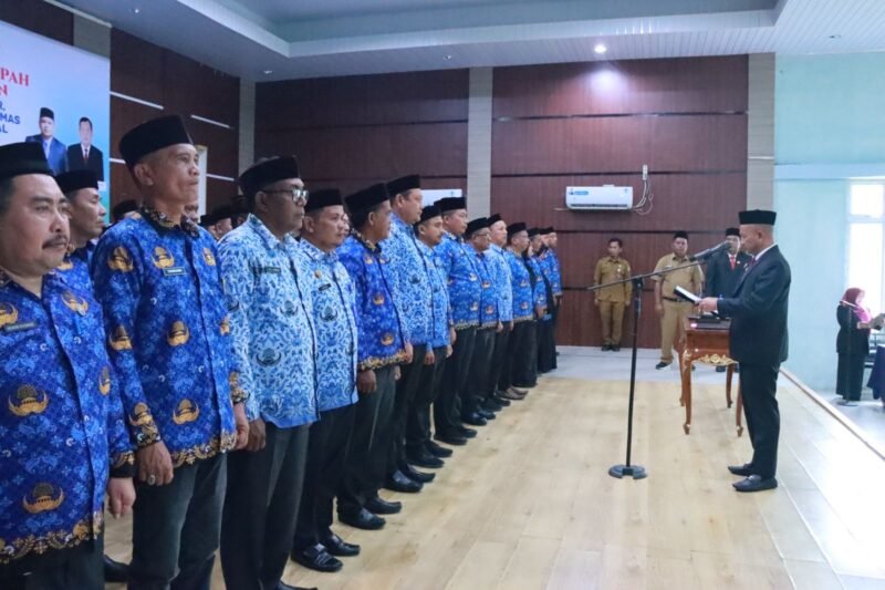 Bupati Aceh Jaya saat membacakan sumpah jabatan kepada Sejumlah Pejabat yang baru dilantik, Senin (8/9)