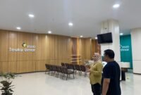 Plt. Sekda Aceh Jaya Juanda didampingi Direktur RSUD Teuku Umar dr. Eka saat meninjau kesiapan poliklinik baru di Gedung A, Senin (15/9/2025).