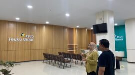 Plt. Sekda Aceh Jaya Juanda didampingi Direktur RSUD Teuku Umar dr. Eka saat meninjau kesiapan poliklinik baru di Gedung A, Senin (15/9/2025).
