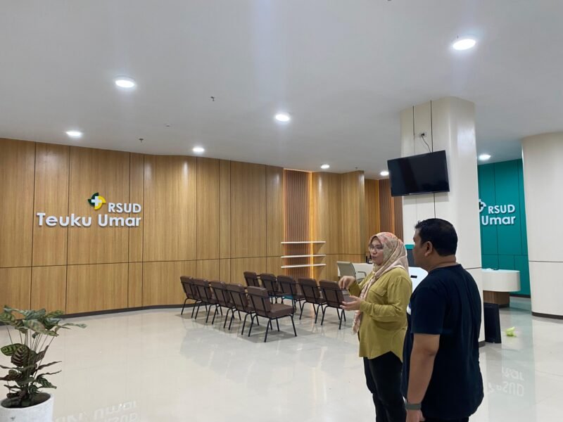 Plt. Sekda Aceh Jaya Juanda didampingi Direktur RSUD Teuku Umar dr. Eka saat meninjau kesiapan poliklinik baru di Gedung A, Senin (15/9/2025).