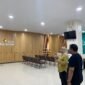 Plt. Sekda Aceh Jaya Juanda didampingi Direktur RSUD Teuku Umar dr. Eka saat meninjau kesiapan poliklinik baru di Gedung A, Senin (15/9/2025).