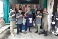 Petugas Satpol PP dan WH Aceh Jaya memberikan penyuluhan kepada pelaku UMKM tentang bahaya peredaran rokok ilegal di pasar tradisional, Kamis (25/9/2025).