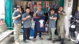 Petugas Satpol PP dan WH Aceh Jaya memberikan penyuluhan kepada pelaku UMKM tentang bahaya peredaran rokok ilegal di pasar tradisional, Kamis (25/9/2025).