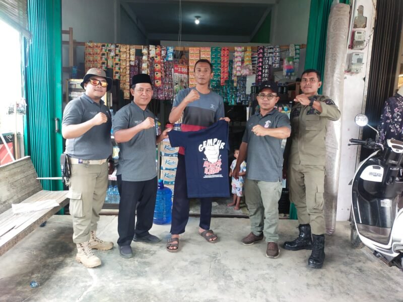 Petugas Satpol PP dan WH Aceh Jaya memberikan penyuluhan kepada pelaku UMKM tentang bahaya peredaran rokok ilegal di pasar tradisional, Kamis (25/9/2025).