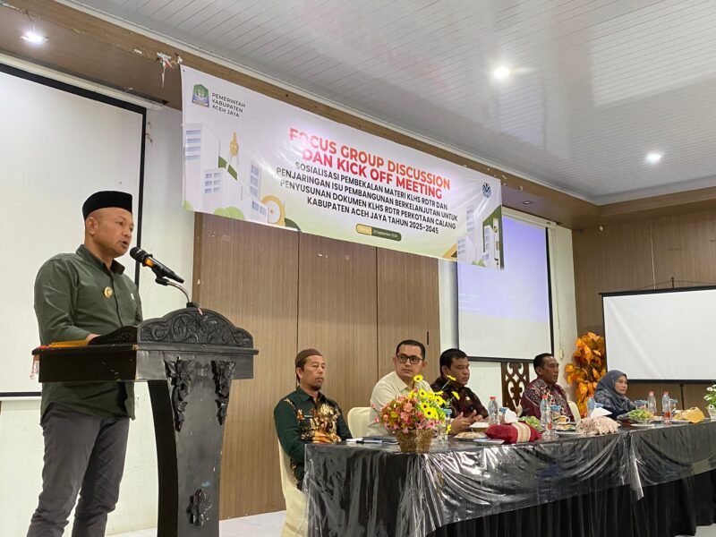 Bupati Aceh Jaya Safwandi memberikan arahan saat FGD penyusunan KLHS RDTR Kota Calang di Aula Dinas Kesehatan, Kamis (25/9/2025).