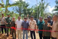 Bupati Aceh Jaya Safwandi didampingi Wakil Bupati Muslem D. saat launching pembangunan jalan hasil hibah PT Qasas Sabang Berjaya di Gampong Baro Lam Teungoh.