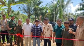 Bupati Aceh Jaya Safwandi didampingi Wakil Bupati Muslem D. saat launching pembangunan jalan hasil hibah PT Qasas Sabang Berjaya di Gampong Baro Lam Teungoh.