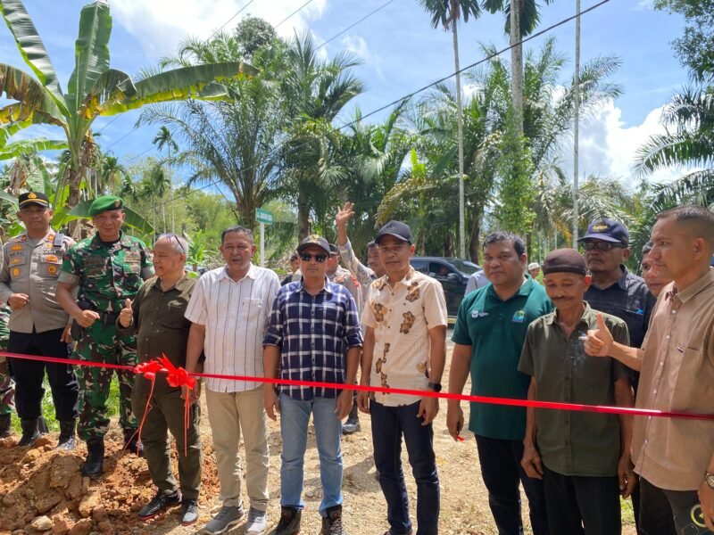 Bupati Aceh Jaya Safwandi didampingi Wakil Bupati Muslem D. saat launching pembangunan jalan hasil hibah PT Qasas Sabang Berjaya di Gampong Baro Lam Teungoh.