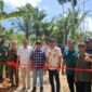 Bupati Aceh Jaya Safwandi didampingi Wakil Bupati Muslem D. saat launching pembangunan jalan hasil hibah PT Qasas Sabang Berjaya di Gampong Baro Lam Teungoh.