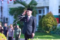 Wakil Bupati Aceh Jaya, Muslem D, saat memimpin Apel Kebangsaan 2025 di halaman Kantor Bupati Aceh Jaya, Rabu (17/9/2025).