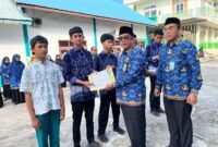 Kepala Kemenag Aceh Barat, H. Abrar ZYM, menyerahkan penghargaan kepada siswa madrasah peraih juara Olimpiade Sains Madrasah Aceh (OSMA) 2025 di Meulaboh.