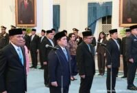 Para menteri dan pejabat baru mengucapkan sumpah jabatan di hadapan Presiden Prabowo Subianto di Istana Negara, Jakarta.