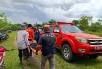 Petugas Basarnas dan BPBD melakukan evakuasi terhadap seorang warga lanjut usia di kawasan hutan Desa Blang Dalam, Kecamatan Kaway XVI, Kabupaten Aceh Barat, Sabtu (13/9/2025)