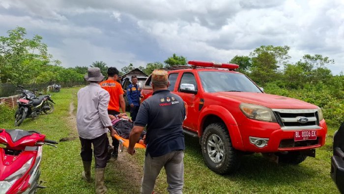Petugas Basarnas dan BPBD melakukan evakuasi terhadap seorang warga lanjut usia di kawasan hutan Desa Blang Dalam, Kecamatan Kaway XVI, Kabupaten Aceh Barat, Sabtu (13/9/2025)