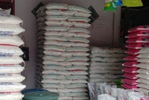 Persediaan beras di salah satu pasar di Aceh Jaya yang kini harganya mulai turun setelah panen melimpah dan program Gerakan Pangan Murah.