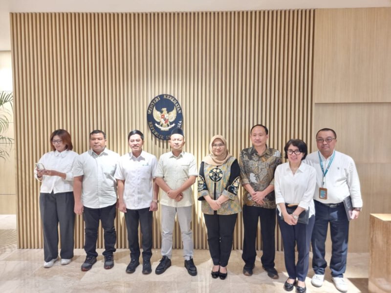 Safwandi didampingi Plt Sekda dan Direktur RSUD Teuku Umar saat pertemuan dengan Wamenkes RI terkait usulan pembangunan sektor kesehatan.