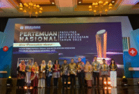 Kepala UPTD Puskesmas Lamno, dr. Rina Afriani, M.K.M., saat menerima penghargaan peringkat pertama nasional kategori Puskesmas berkomitmen terbaik dalam pelayanan Program JKN pada ajang Seva Paramahita Award 2025 yang digelar BPJS Kesehatan di Jakarta, Kamis (9/10/2025).