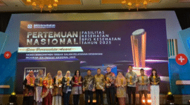 Kepala UPTD Puskesmas Lamno, dr. Rina Afriani, M.K.M., saat menerima penghargaan peringkat pertama nasional kategori Puskesmas berkomitmen terbaik dalam pelayanan Program JKN pada ajang Seva Paramahita Award 2025 yang digelar BPJS Kesehatan di Jakarta, Kamis (9/10/2025).