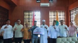 Bupati Aceh Jaya Safwandi menerima secara simbolis zakat perusahaan senilai Rp500 juta dari Kepala Cabang Bank Aceh Syariah Calang, Said Zulhanizar, di Ruang Kerja Bupati Aceh Jaya, Jumat (17/10/2025).