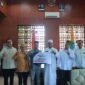 Bupati Aceh Jaya Safwandi menerima secara simbolis zakat perusahaan senilai Rp500 juta dari Kepala Cabang Bank Aceh Syariah Calang, Said Zulhanizar, di Ruang Kerja Bupati Aceh Jaya, Jumat (17/10/2025).