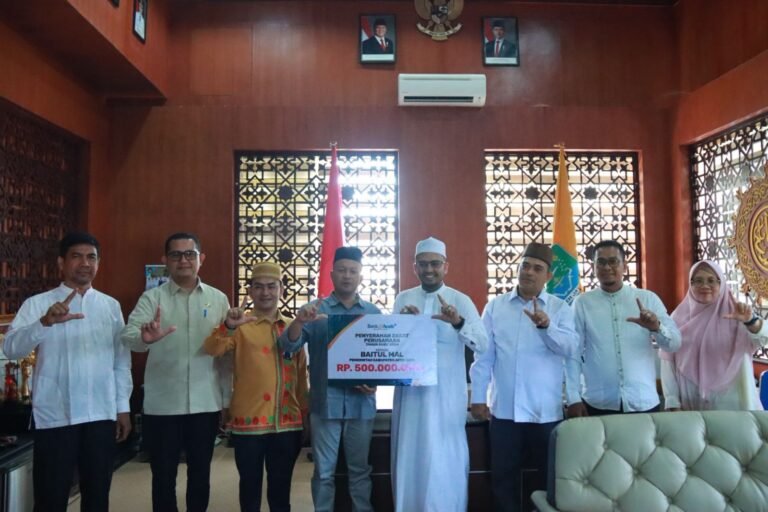 Bupati Aceh Jaya Safwandi menerima secara simbolis zakat perusahaan senilai Rp500 juta dari Kepala Cabang Bank Aceh Syariah Calang, Said Zulhanizar, di Ruang Kerja Bupati Aceh Jaya, Jumat (17/10/2025).