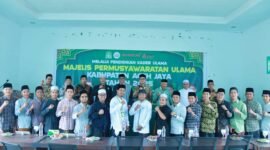 Potret kebersamaan penuh semangat antara peserta, MPU Aceh Jaya, dan Pemerintah Kabupaten Aceh Jaya dalam Pelatihan Kader Ulama 2025