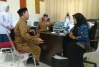 Kasie Pembinaan Usaha Industri Diskoperindag Aceh Jaya, Linda Desianti, bersama Kepala SMP Darun Nizham Ridwan, menegaskan komitmen kemitraan penguatan program SIRAMBI di Teunom, Selasa (28/10/2025).