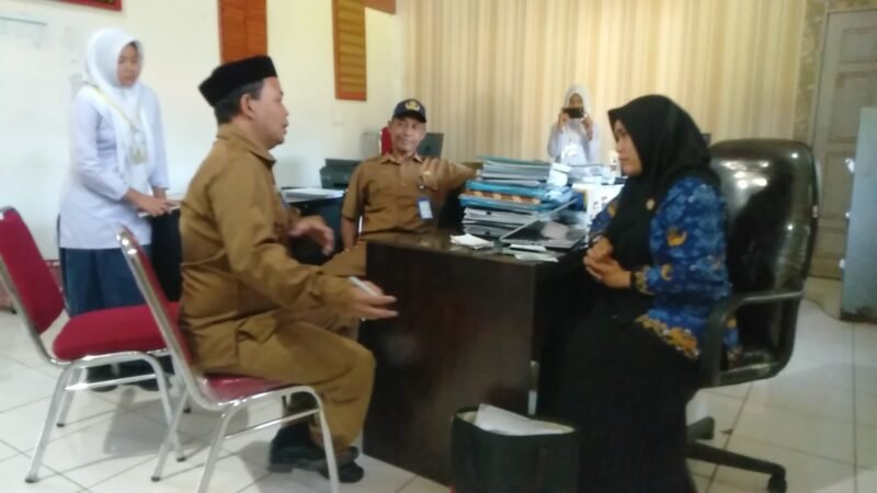Kasie Pembinaan Usaha Industri Diskoperindag Aceh Jaya, Linda Desianti, bersama Kepala SMP Darun Nizham Ridwan, menegaskan komitmen kemitraan penguatan program SIRAMBI di Teunom, Selasa (28/10/2025).