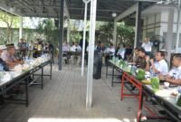 Wakil Gubernur Aceh, Fadhlullah berdialog dengan warga pemilik lahan garapan di kawasan proyek Tol Sigli–Banda Aceh seksi Padang Tiji–Seulimuem, Rabu (29/10/2025).