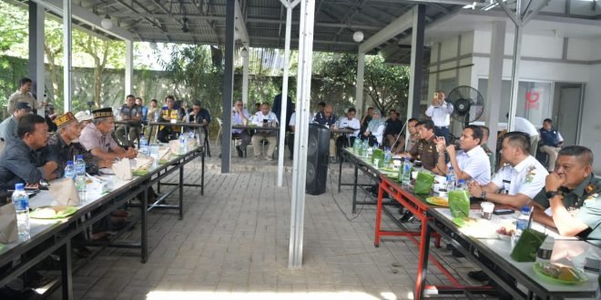 Wakil Gubernur Aceh, Fadhlullah berdialog dengan warga pemilik lahan garapan di kawasan proyek Tol Sigli–Banda Aceh seksi Padang Tiji–Seulimuem, Rabu (29/10/2025).