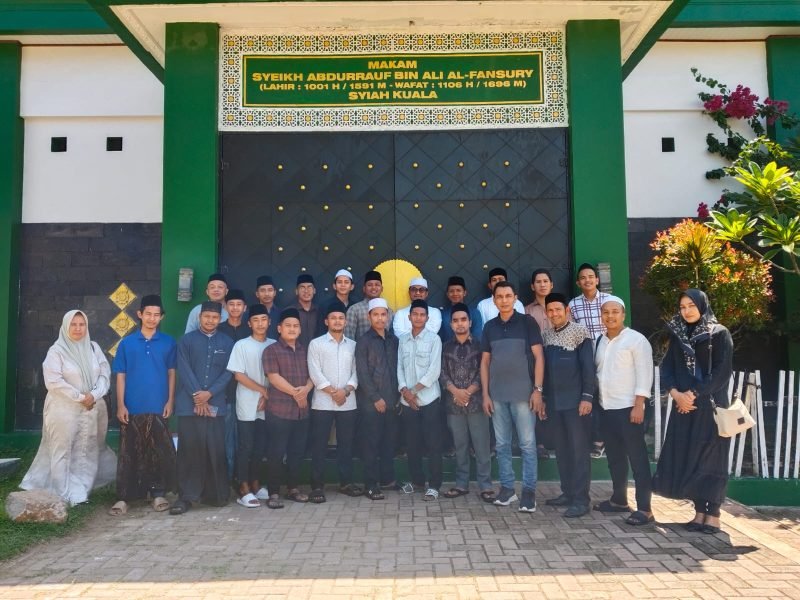 Peserta Pelatihan Kader Ulama (PKU) MPU Aceh Jaya berziarah ke Makam Syiah Kuala, Banda Aceh, dalam rangka observasi lapangan untuk memperdalam pemahaman sejarah keulamaan, Kamis (30/10/2025).
