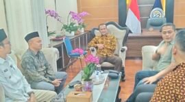 Bupati Aceh Jaya, Safwandi, S.Sos., M.A.P., saat berdiskusi dengan Menteri Transmigrasi, M. Iftitah Sulaiman Suryanagara, di Jakarta, Jumat (14/10/2025), membahas pelepasan lahan transmigrasi seluas 2.000 hektare di Aceh Jaya.
