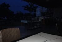 Kondisi salah satu warung di aceh yang gelap gulita akibat pemadaman Listrik oleh PLN