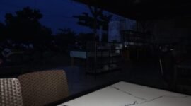 Kondisi salah satu warung di aceh yang gelap gulita akibat pemadaman Listrik oleh PLN