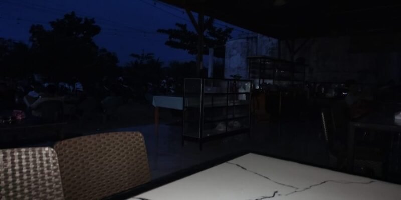 Kondisi salah satu warung di aceh yang gelap gulita akibat pemadaman Listrik oleh PLN