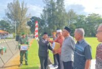 Sekda Aceh Jaya menyerahkan bingkisan kepada Purnawirawan TNI pada peringatan HUT TNI di Aceh Jaya
