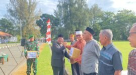 Sekda Aceh Jaya menyerahkan bingkisan kepada Purnawirawan TNI pada peringatan HUT TNI di Aceh Jaya