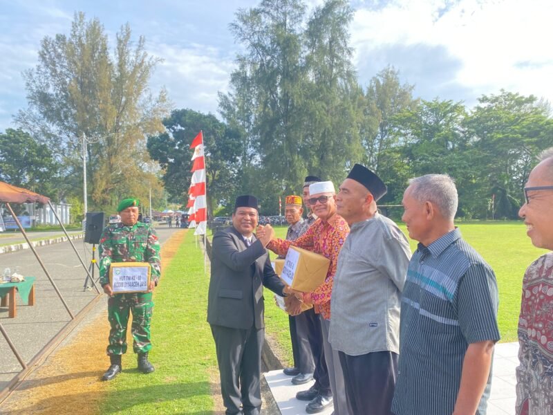 Sekda Aceh Jaya menyerahkan bingkisan kepada Purnawirawan TNI pada peringatan HUT TNI di Aceh Jaya