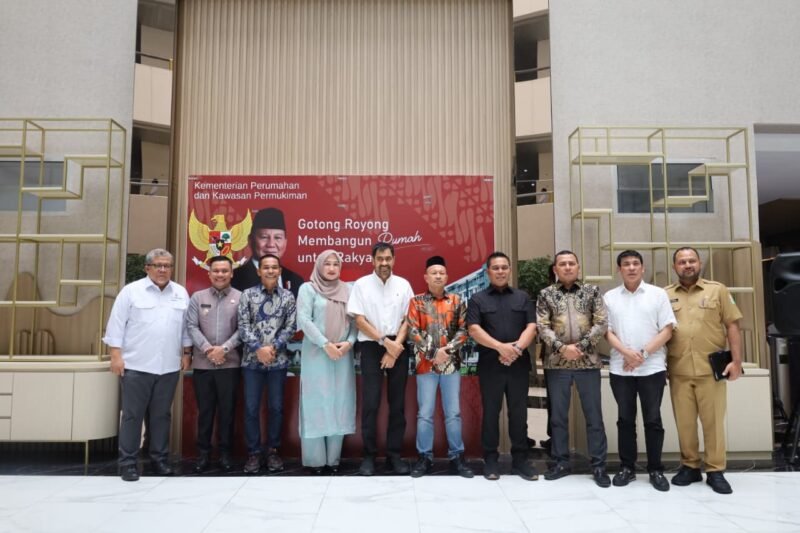 Bupati Aceh Jaya dan Wakil Bupati Muslem D, SE mendampingi Gubernur Aceh dalam pertemuan dengan Wamen Perumahan Fahri Hamzah membahas program Rumah Kombatan dan bantuan hunian layak.