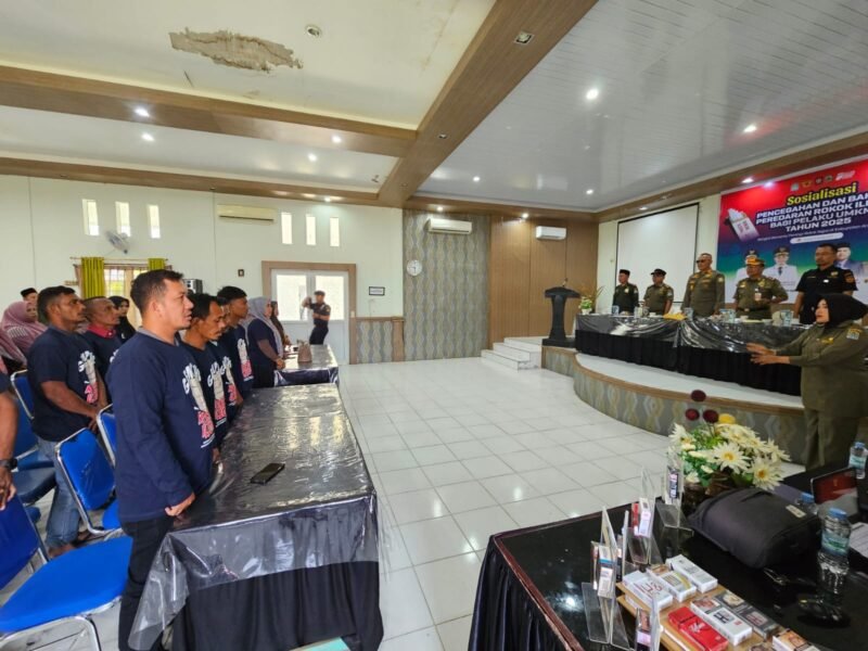 Satpol PP Aceh Jaya ajak pelaku UMKM cegah dan perangi peredaran rokok ilegal melalui sosialisasi lintas instansi di Calang.