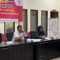 Plt. Sekda Aceh Jaya, Juanda, memaparkan komitmen transparansi pemerintahan di hadapan tim penilai Komisi Informasi Aceh pada kegiatan Monev Keterbukaan Informasi Publik 2025 di Banda Aceh.