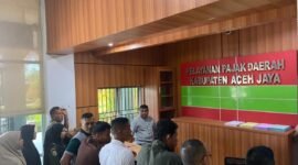 Plt. Sekda Aceh Jaya saat melakukan sidak di Badan Pengelola Keuangan Kabupaten Aceh Jaya