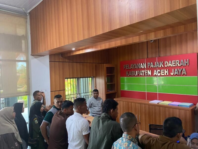 Plt. Sekda Aceh Jaya saat melakukan sidak di Badan Pengelola Keuangan Kabupaten Aceh Jaya